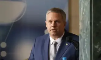 Министърът на електронното управление Александър Йоловски е прехвърлил всичките си