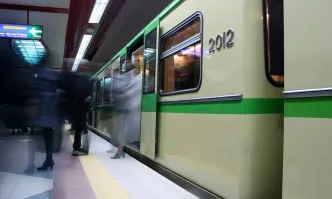 Паника в метрото: Охранител изпуска пистолета си и той стреля