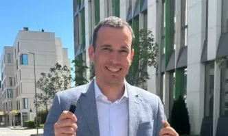 Терзиев гласува с флашка и отвертка