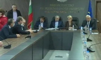 Кутев отиде да спасява Комитова на срещата със строителите