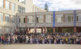 713 000 ученици в 2 329 училища 217 000 деца в детските