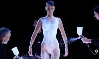 Моделът пристигна гола на подиума и си тръгна с готов