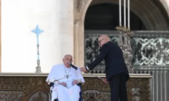 Папа Франциск се появи за пръв път пред обществеността след