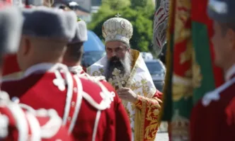 Осветиха бойните знамена и знамената-светини в Деня на храбростта (СНИМКИ)