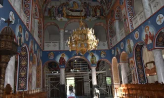 Близо 7000 образи има по стените на храма Св. св. Кирил и Методий в Ловеч (СНИМКИ)