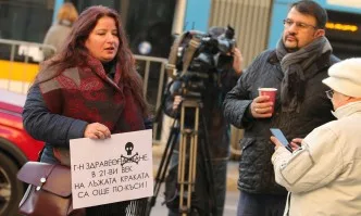 Настимир Ананиев и няколко съмишленици на протест срещу маските – искали да дишат
