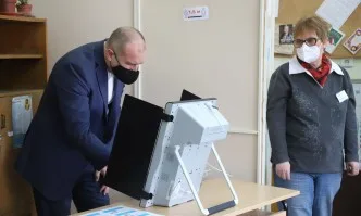 С начални затруднения, но все пак успешно, Радев гласува машинно