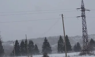 Десетки населени места останаха без ток заради снега
