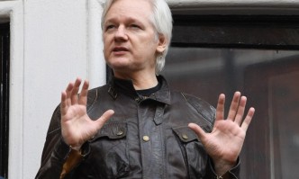 Основателят на WikiLеаks и партньорката му която е родена в