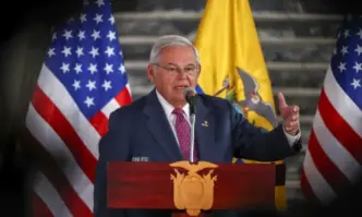 В петък американски прокурори обвиниха влиятелния сенатор Робърт Менендес и