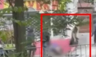 Младежите с черни спортни дрехи удрят момчето пред погледите на