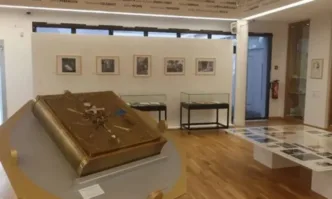 Откраднаха 210-килограмова книга с корица от Дали във Франция