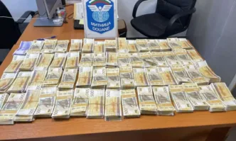 Рекордно количество недекларирана валута пренасяна в лек автомобил от семейство
