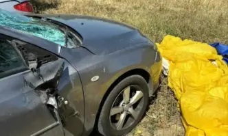 Двама мъже с парашут паднаха върху паркиран автомобил в с