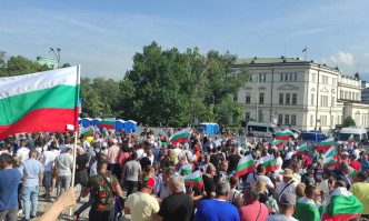 Опозицията с мощен протест срещу кабинета Петков