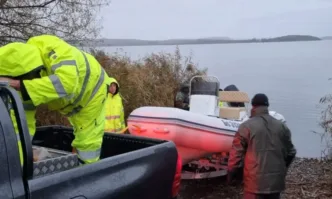 Продължава издирването на двамата рибари изчезнали в Мандренското езеро край
