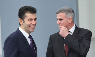 Ден 77 начело на властта събудих се въвлечен във военен