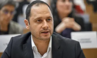 Очакване дори от хората до президента да направи партия има