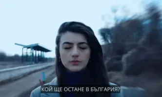Лена Бориславова стои сама на жп линията търсеща отговори на