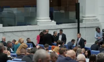 Премиерът Желязков и министърът на МВР Даниел Митов ще отговарят на депутати в НС днес