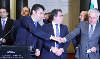 Въпреки дадената от Конституцията възможност за съставяне на ново правителство