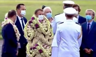 Когато гостоприемството отиде твърде далеч: Затрупаха Макрон с цветя при визитата му във Френска Полинезия (Видео)