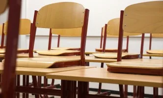 Учителката, която накара цял клас да плюе по съученик, е предупредена с уволнение
