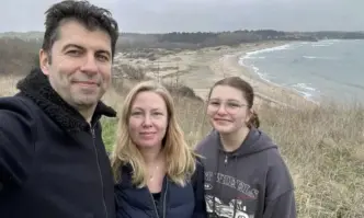 Съпредседателят Кирил Петков честити 3 март от плаж Корал където