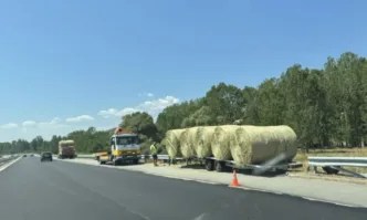 ТИР със сено се удари в мантинелата на АМ Струма