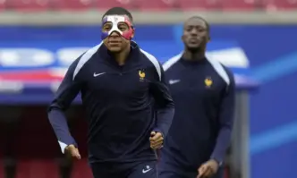 Мбапе игра за Франция в тайна контрола