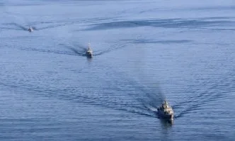 Русия с предупредителни изстрели по британски военен кораб в Черно море