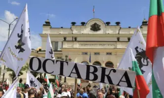Два паралелни протеста с искане за оставка на кабинета Възраждане