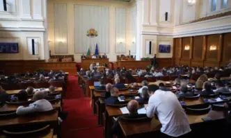 Седем часа депутатите спориха по спешните промени в Закона за