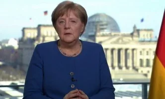 Меркел излезе от дома си в Берлин за първи път от почти две седмици карантина