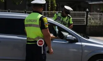 Пиян шофьор се опита да подкупи полицаи със златно кюлче