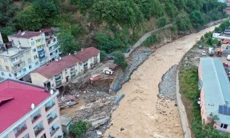 Жертвите на наводненията в Турция вече са 27