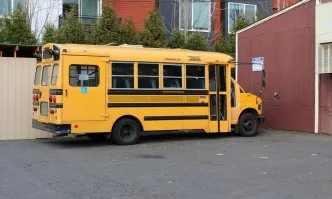 23-годишна наби 4 деца в училищен автобус