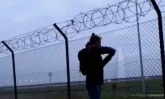 Природозащитници предизвикаха хаос на берлинско летище след като залепиха себе