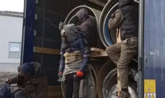 Шестима нелегални мигранти укрити в тръби откриха служители на ГКПП Калотина Към