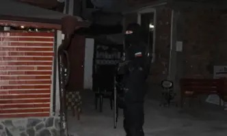 Тежко въоръжени спецполицаи от секторите Специализирани полицейски сили и Специални тактически