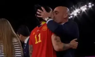 Една целувка разтърси Испания – шеф на футболната федерация награби футболистка