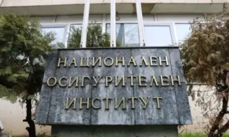 Частните универсални пенсионни фондове в които задължително се осигуряват 3 98