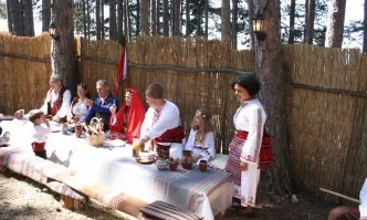 Холивудска звезда вдигна сватба по българските традиции (ВИДЕО)