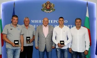Министър Кралев награди бронзовия медалист от Световното първенство по плуване за юноши Йосиф Миладинов