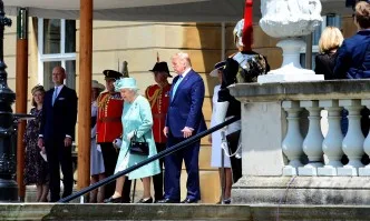 Доналд Тръмп и Мелания в Бъкингамския дворец (СНИМКИ)