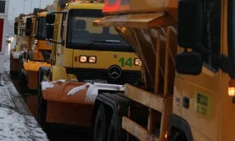 Застудяване и опасно време: Сняг и дъжд в страната, над 220 снегорина чистят пътната мрежа