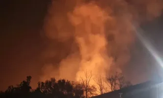 Огнеборци продължават борбата с пожара над Карлово