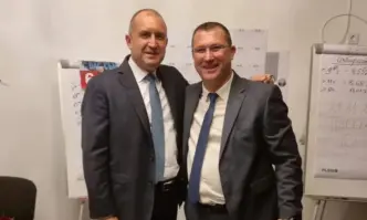 Радев е хванал под едната ръка Гешев под другата ръка