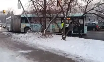 Шофьорът вероятно не е успял да вземе завояАвтобус на градския