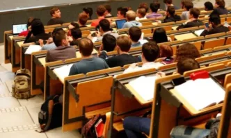 Доходите на младите висшисти се увеличават тройно за последните 10